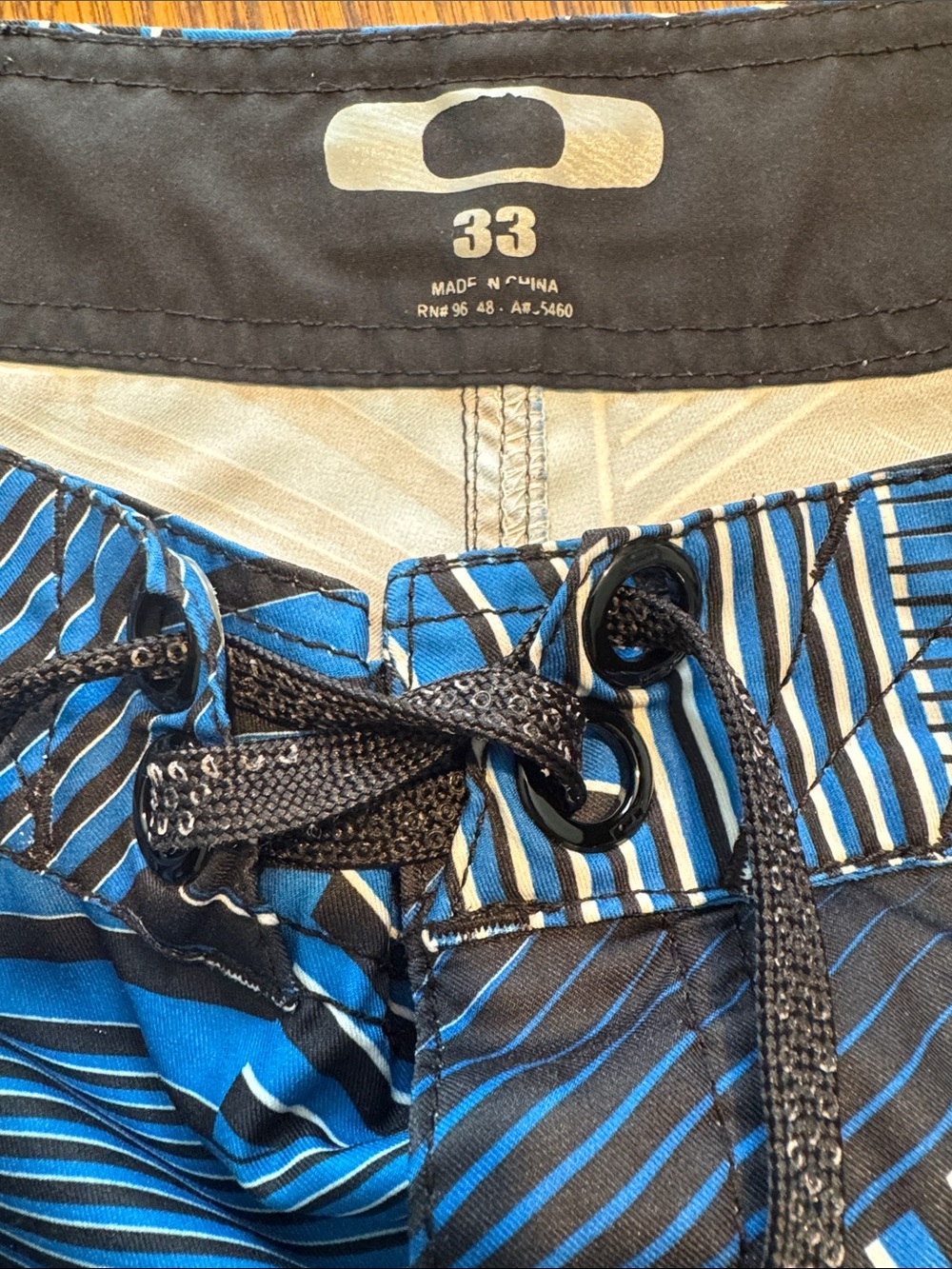Like new Oakley Fathom Geometric Striped Board Shorts - Size 33 - Picture 2 of 4